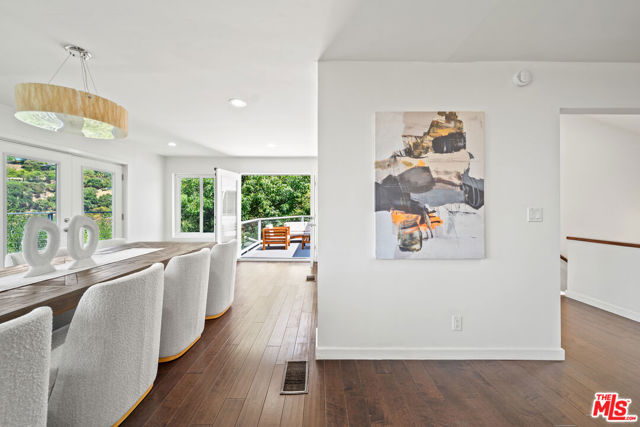 16755 Encino Hills Drive, Encino CA: https://media.crmls.org/mediaz/ac8eb104-957d-4538-9eec-138a40bf6879.jpg