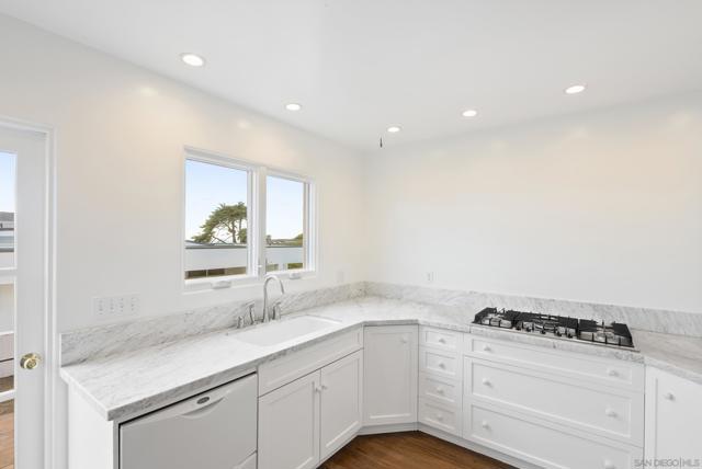 145 13th Street, Del Mar CA: https://media.crmls.org/mediaz/ac8f03af-609e-493f-bebb-f246de717629.jpg