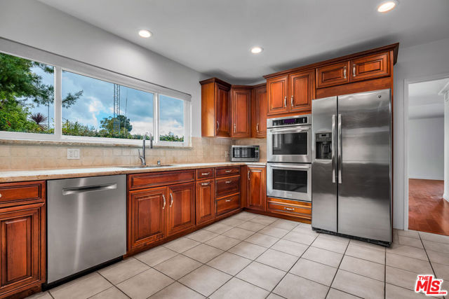 2925 Dona Susana Drive, Studio City CA: https://media.crmls.org/mediaz/ac90c1c9-5ac6-4535-8e63-533acda32b88.jpg