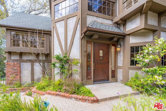 3041 E Chevy Chase Drive, Glendale CA: https://media.crmls.org/mediaz/ac911cb8-f8a6-4658-a2d5-9c4e9334dcb0.jpg