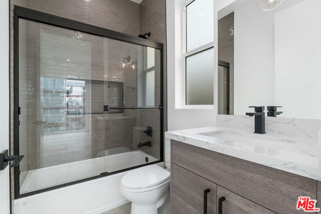 522 N Wilton Place, Los Angeles CA: https://media.crmls.org/mediaz/ac91e423-7396-4cc4-8df3-0b776b0e7862.jpg