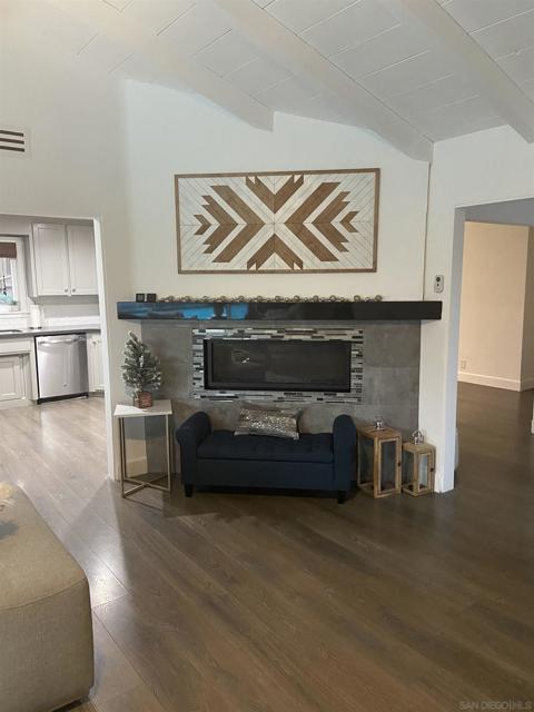 455 Glenncrest Dr, Solana Beach CA: https://media.crmls.org/mediaz/ac923773-55ec-40e6-a9db-6032aba7161a.jpg