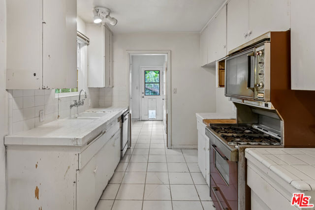 5718 Eveward Road, Culver City CA: https://media.crmls.org/mediaz/ac93bd10-93b1-4d30-aa4d-8f5f11a7adbf.jpg