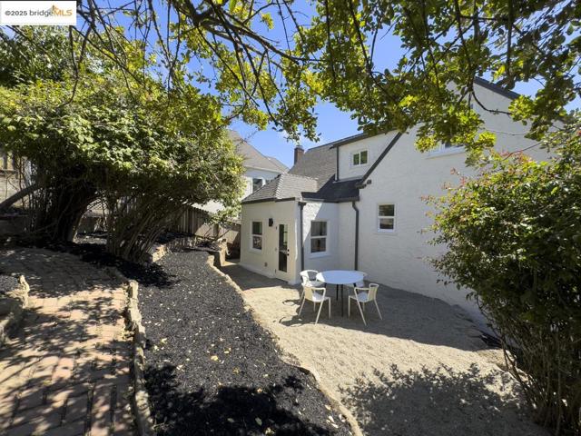 479 Kentucky Ave, Berkeley CA: https://media.crmls.org/mediaz/ac942e82-ba67-4da7-9aa6-c562fea7ea4f.jpg