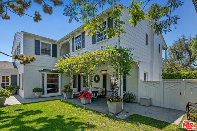 10428 Wyton Drive, Los Angeles CA: https://media.crmls.org/mediaz/ac943b4e-d0e4-4bf2-9e02-0580a8533fb6.jpg