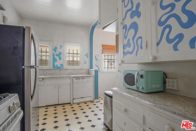 712 S Stanley Avenue, Los Angeles CA: https://media.crmls.org/mediaz/ac953f76-4409-4c06-979e-daaf796f59ee.jpg