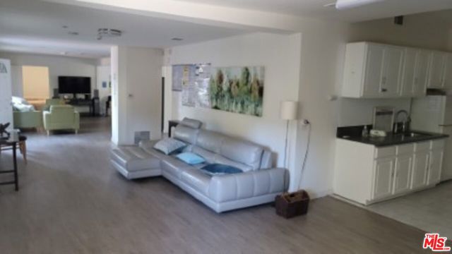 4669 W Olympic Boulevard, Los Angeles CA: https://media.crmls.org/mediaz/ac9572a5-7999-496e-bade-2445c212ee85.jpg