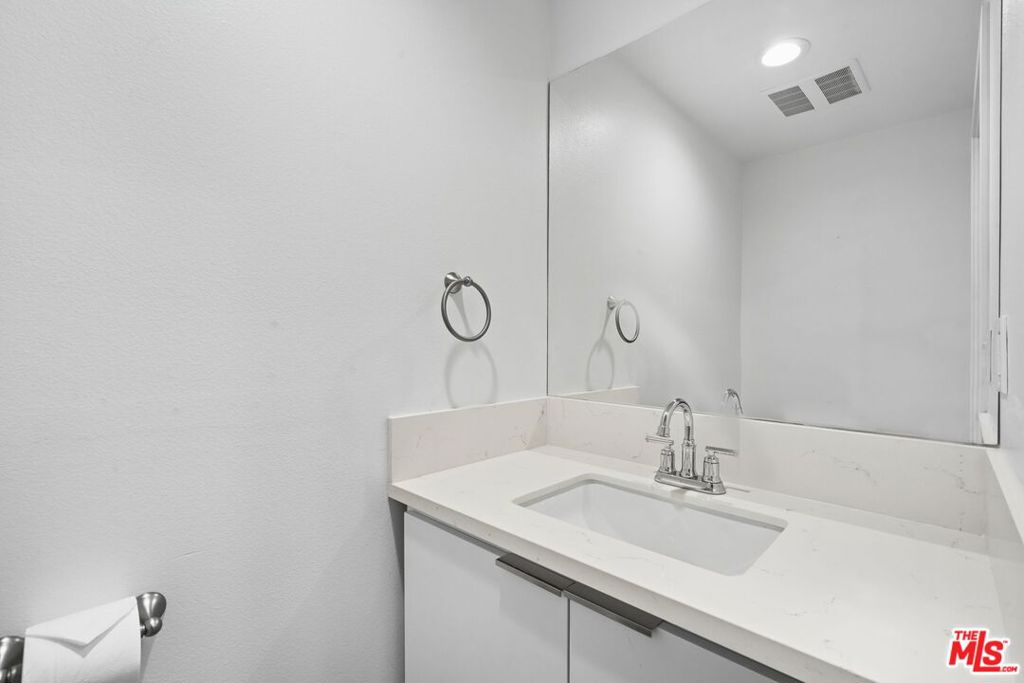 https://media.crmls.org/mediaz/ac96874d-61fc-4b16-9b88-30c06bd95dba.jpg?preset=X-Large