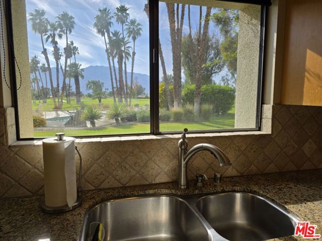 34725 Mission Hills Drive, Rancho Mirage CA: https://media.crmls.org/mediaz/ac984e5b-1ffd-4b5c-8194-0e759cfe3e1d.jpg