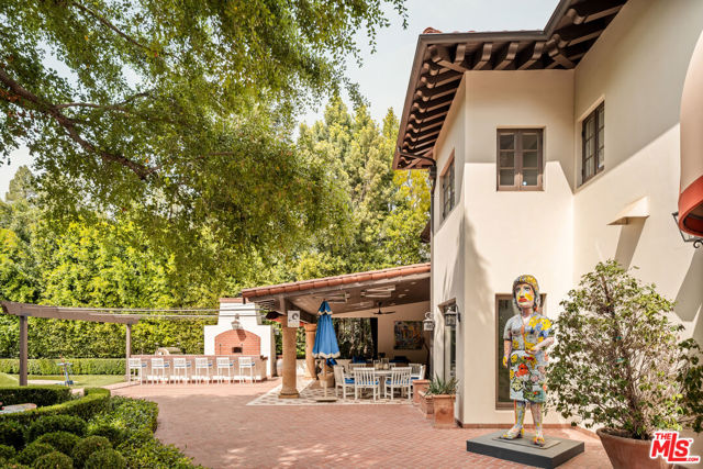 4009 Valley Meadow Road, Encino CA: https://media.crmls.org/mediaz/ac98d80a-0deb-4a1c-801d-a0bebb387514.jpg