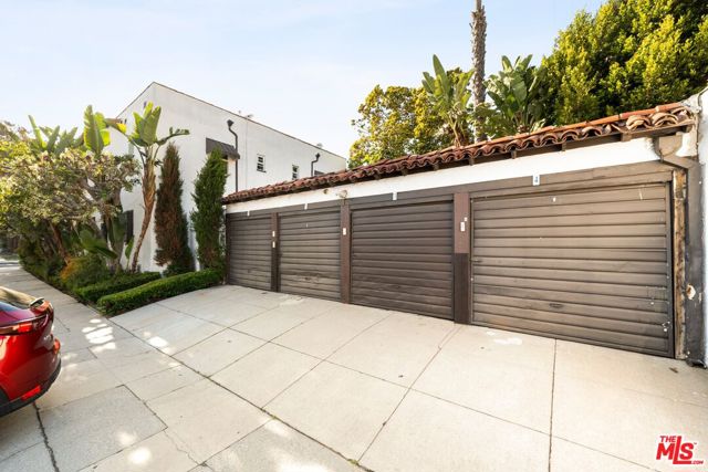 500 N Genesee Avenue, Los Angeles CA: https://media.crmls.org/mediaz/ac99d806-525c-48c2-b050-96a20703f29b.jpg