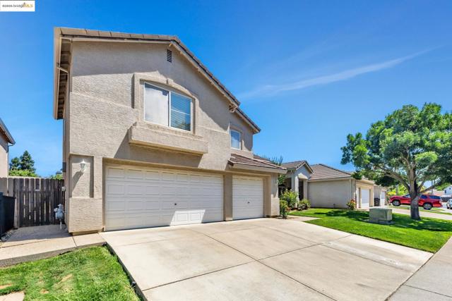 8215 Red Elk Dr, Elk Grove CA: https://media.crmls.org/mediaz/ac9afde3-dc4e-42d8-901a-e1b55bd668eb.jpg