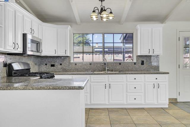 2675 Leeward St, Hayward CA: https://media.crmls.org/mediaz/ac9b8c76-7f79-4f58-bbec-ddce69959f14.jpg