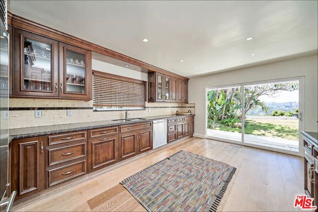 1641 Tower Grove Drive, Beverly Hills CA: https://media.crmls.org/mediaz/ac9bc067-2e89-40e0-bd22-1f64f7e84352.jpg