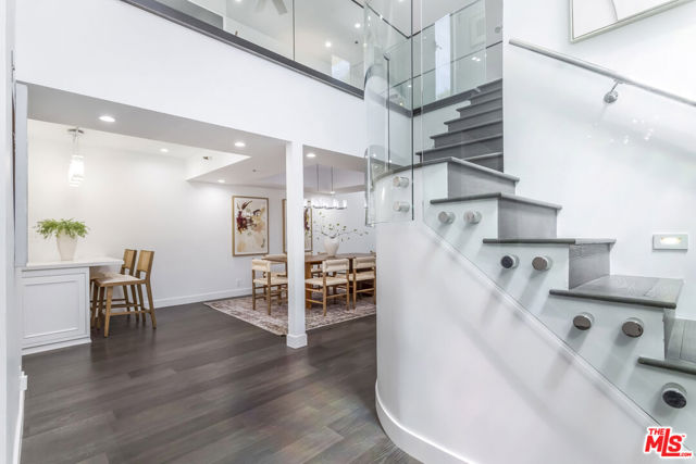 410 S Barrington Avenue, Los Angeles CA: https://media.crmls.org/mediaz/ac9bf24e-c88a-4119-aab2-19bac07cf016.jpg