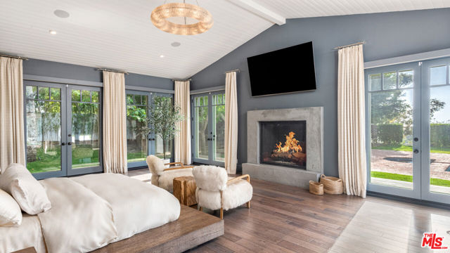 6815 Dume Drive, Malibu CA: https://media.crmls.org/mediaz/ac9c8e1a-4516-4a7c-8c88-33598709b480.jpg