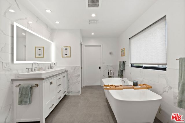 3134 Granville Avenue, Los Angeles CA: https://media.crmls.org/mediaz/ac9ce0d4-66ab-4459-8bbd-b2753f426f09.jpg