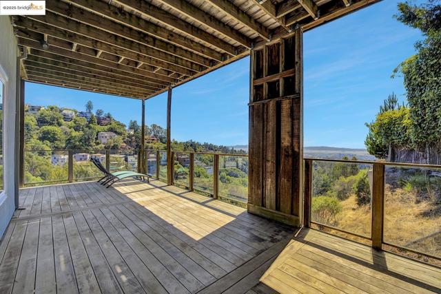 7075 Elverton Dr, Oakland CA: https://media.crmls.org/mediaz/ac9d33ea-273f-4710-9c20-863f79338c24.jpg