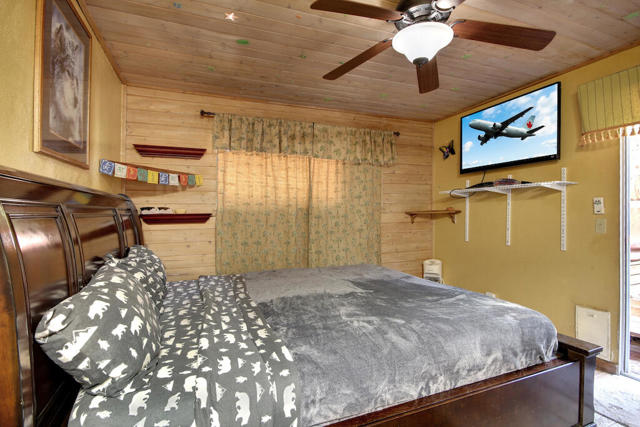 735 Santa Barbara Avenue, Sugarloaf CA: https://media.crmls.org/mediaz/ac9e6785-51ba-4ce1-9937-e693ace5d0f9.jpg