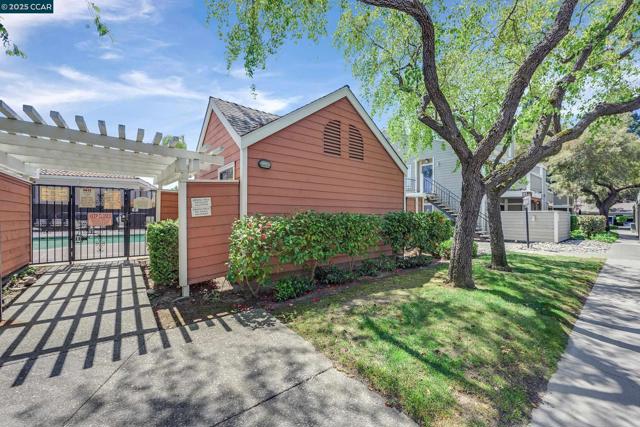 160 Eastridge Dr, San Ramon CA: https://media.crmls.org/mediaz/ac9f9cf4-3a20-44f3-8998-f17c65e7dac9.jpg