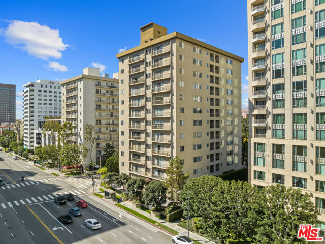 10747 Wilshire Boulevard, Los Angeles CA: https://media.crmls.org/mediaz/ac9fafd1-6131-40ab-9399-8e7b056f3c1e.jpg