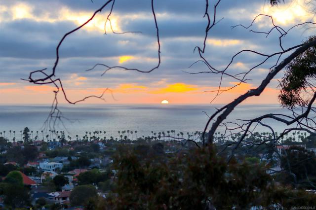 5995 La Jolla Corona Dr., La Jolla CA: https://media.crmls.org/mediaz/aca028ef-485a-4928-81c4-cee6042d8a0f.jpg