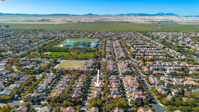 215 W Santa Cruz Way, Mountain House CA: https://media.crmls.org/mediaz/aca0716a-c05b-4edc-aaf4-ae5323d89f7e.jpg