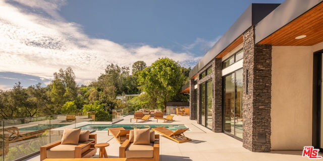 12752 Mulholland Drive, Beverly Hills CA: https://media.crmls.org/mediaz/aca195ae-e76e-4996-8d24-5cb058ab4908.jpg