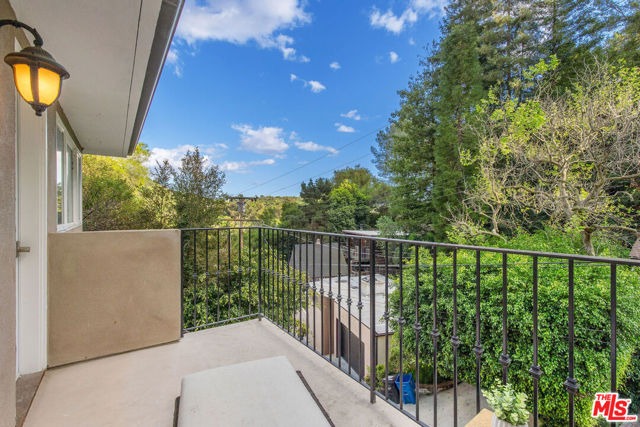 10523 Selkirk Lane, Los Angeles CA: https://media.crmls.org/mediaz/aca41d4d-ee20-430b-8d7c-3af6ff0f4069.jpg