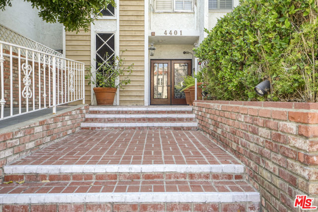 4401 Moorpark Way, Toluca Lake CA: https://media.crmls.org/mediaz/aca489c2-9c4c-4e43-a5aa-622003f4900e.jpg