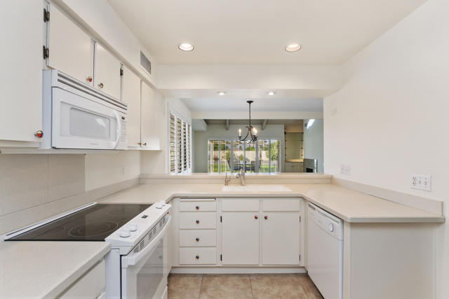 425 Forest Hills Drive, Rancho Mirage CA: https://media.crmls.org/mediaz/aca51f97-c1ce-434f-bcb1-b07ef630a141.jpg
