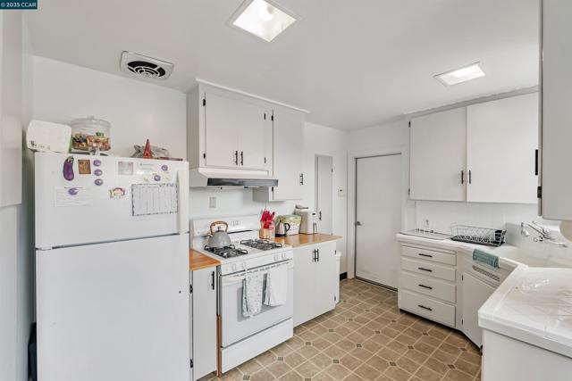 2633 Humphrey Ave, Richmond CA: https://media.crmls.org/mediaz/aca64a87-a412-4126-9c9c-8d6e41785fa4.jpg