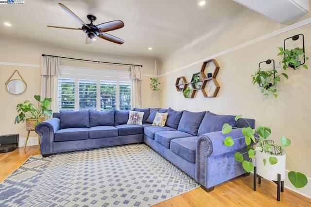 1215 Castro St, Martinez CA: https://media.crmls.org/mediaz/aca710cf-8718-4b3b-8416-07f6f8ea0bc7.jpg