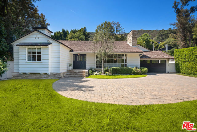 2107 Coldwater Canyon Drive, Beverly Hills CA: https://media.crmls.org/mediaz/aca7a2be-4a42-4a24-9cdd-2048767624cb.jpg