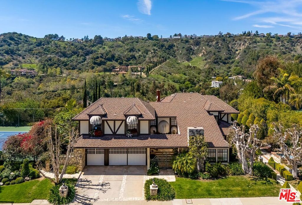 2627 Wallingford Drive