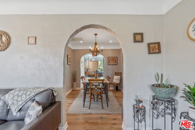 11316 Sunshine Terrace, Studio City CA: https://media.crmls.org/mediaz/aca8cf9c-0bea-4abb-81b6-2343b552d640.jpg