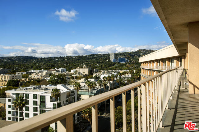 100 S Doheny Drive, Los Angeles CA: https://media.crmls.org/mediaz/acaa8515-f67e-4fdc-a09b-620f67baa661.jpg