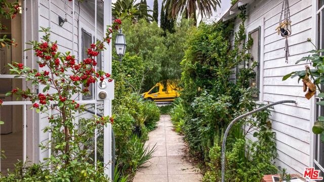 1111 12th Street, Santa Monica CA: https://media.crmls.org/mediaz/acaaabe9-3a7a-4037-9d84-3be16affe68b.jpg
