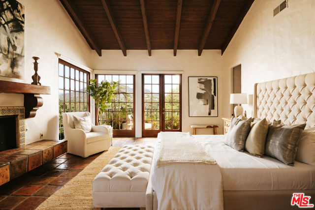 2942 Passmore Drive, Los Angeles CA: https://media.crmls.org/mediaz/acab364f-a382-4335-84cb-69bb4421691c.jpg