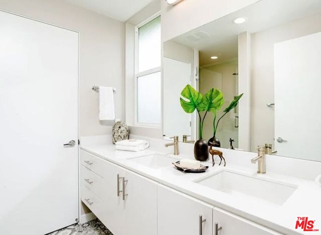 1246 1/2 Gordon Street, Los Angeles CA: https://media.crmls.org/mediaz/acab3a0c-ce88-498f-a41e-be1d76db13a1.jpg
