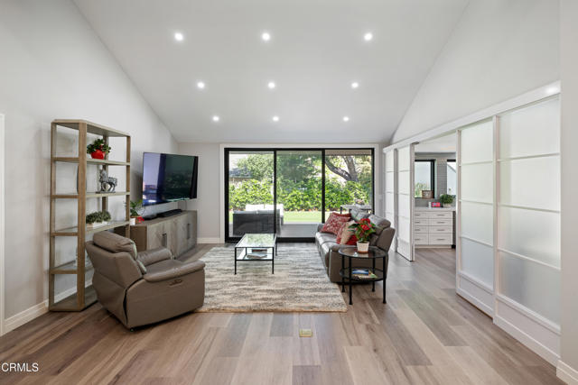 4428 Oakwood Avenue, La Canada Flintridge CA: https://media.crmls.org/mediaz/acab5359-8a8c-430f-a47b-3b48a061fb80.jpg