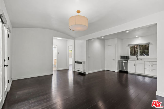 1434 24th Street, Santa Monica CA: https://media.crmls.org/mediaz/acac458e-f493-4e7c-832b-ef59113f492e.jpg