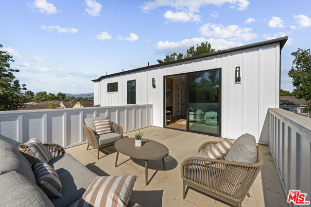 5741 Newcastle Avenue, Encino CA: https://media.crmls.org/mediaz/acac86d1-c798-47cd-9917-ffe9e0954cf4.jpg