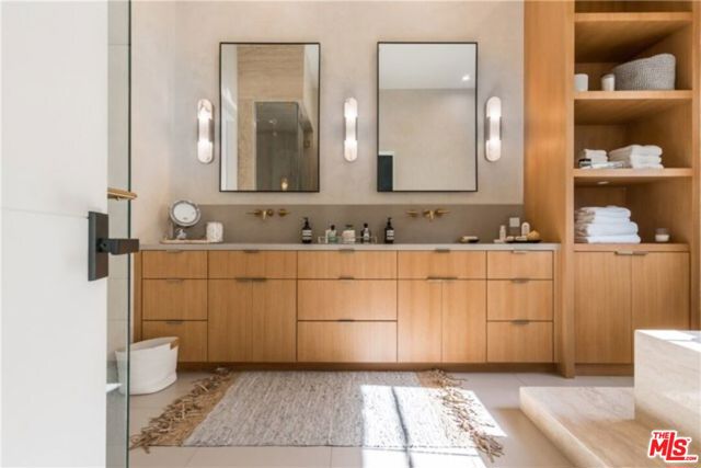 5107 Gaynor Avenue, Encino CA: https://media.crmls.org/mediaz/acaccad4-485f-48cc-ac4d-fb14ff69b855.jpg