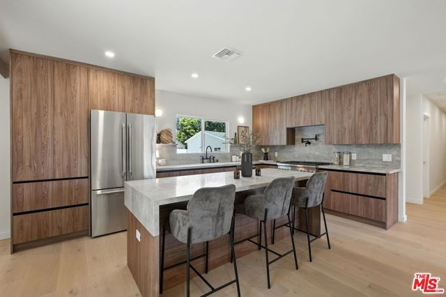 15727 Hartsook Street, Encino CA: https://media.crmls.org/mediaz/acacfb91-9808-427e-906e-f2dfa014c224.jpg