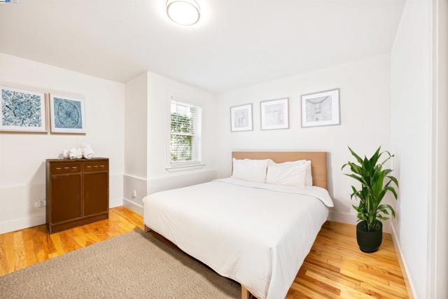 2060 San Antonio Ave, Alameda CA: https://media.crmls.org/mediaz/acad5bca-3db0-4e6e-9ef1-4330d9ce673e.jpg