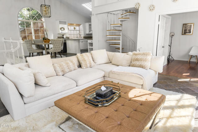 Detail Gallery Image 8 of 27 For 8032 Willow Glen Rd, Los Angeles,  CA 90046 - 3 Beds | 3 Baths