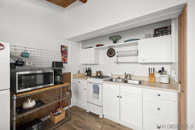 4316 Haines St, San Diego CA: https://media.crmls.org/mediaz/acad6f3e-9621-4993-a7a4-f5c409ebe9b5.jpg