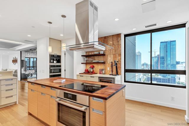 700 Front St, San Diego CA: https://media.crmls.org/mediaz/acaed169-9e05-41c8-8b91-23ae9ff9346a.jpg