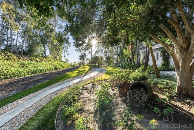 3247 Cerros Redondos, Rancho Santa Fe CA: https://media.crmls.org/mediaz/acaf411b-53d8-40bc-9048-c183aa49972f.jpg